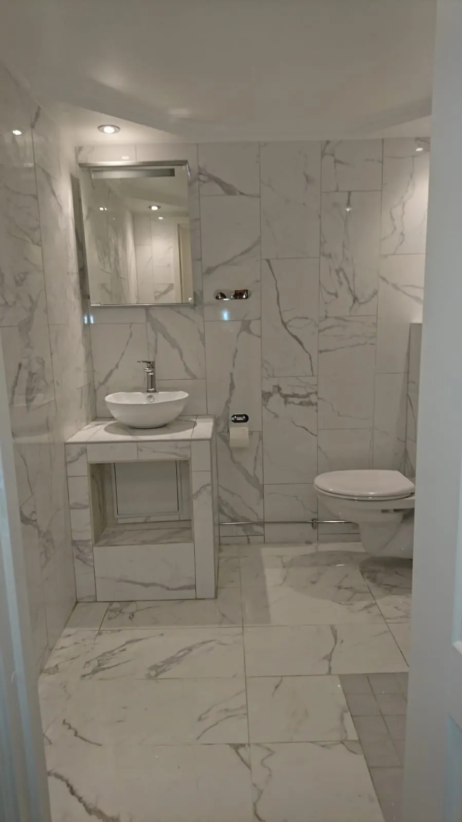 Badrumsrenovering med marmor i Stockholm