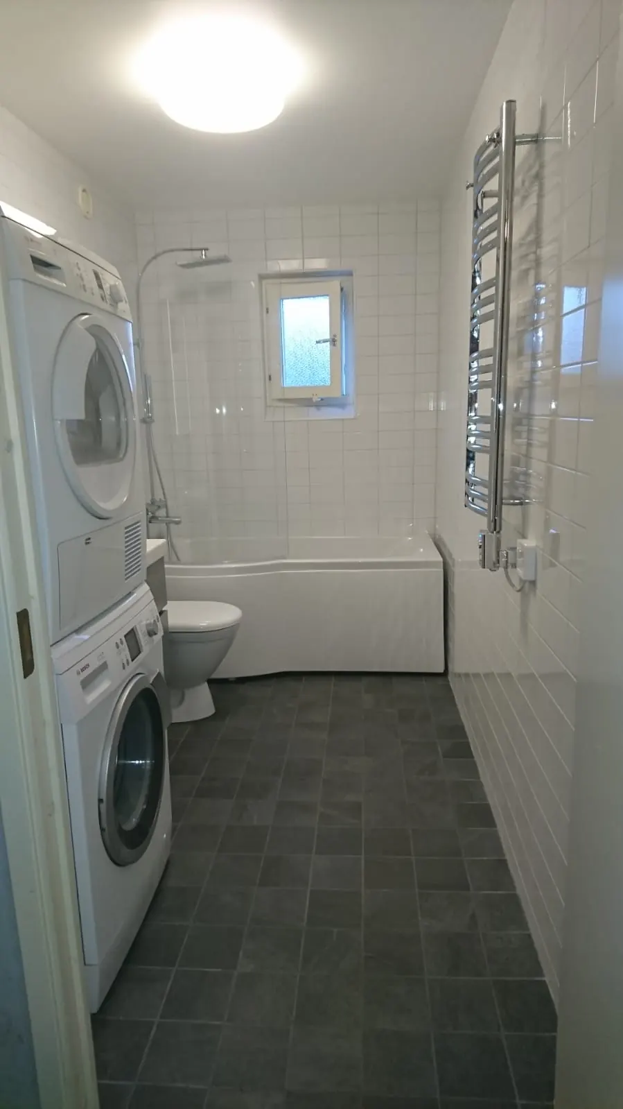 Återställt badrum med ny tvättpelare efter vattenskada
