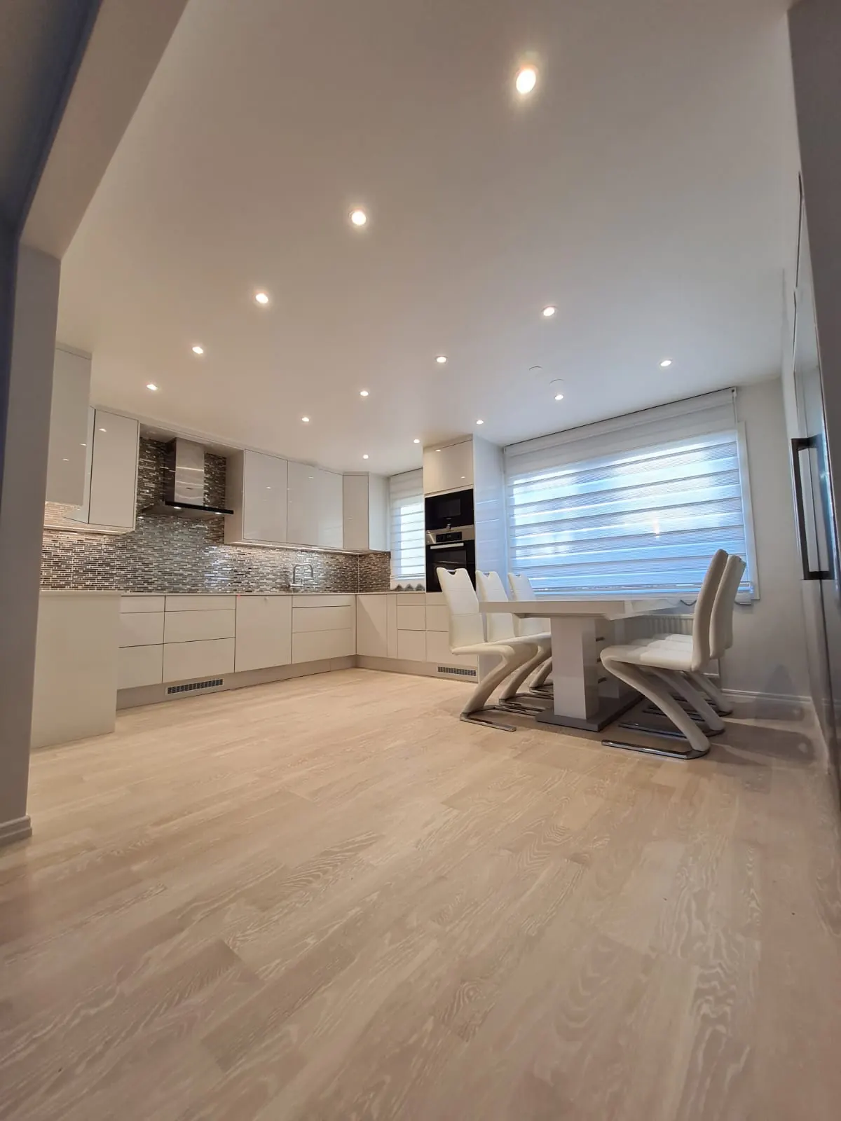 Stort kök med mosaikvägg och spotlights