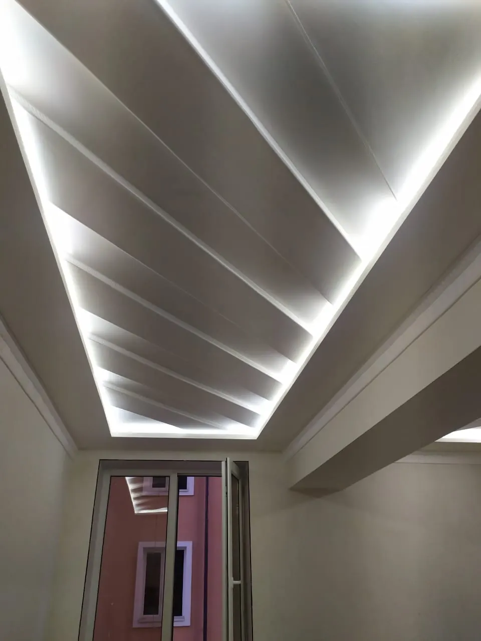 Skulpturalt undertak i gips med dold LED mellan ribbor