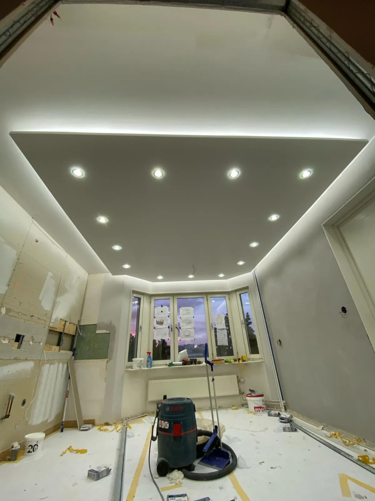 Nedsänkt undertak med dold LED och spotlights — pågående
